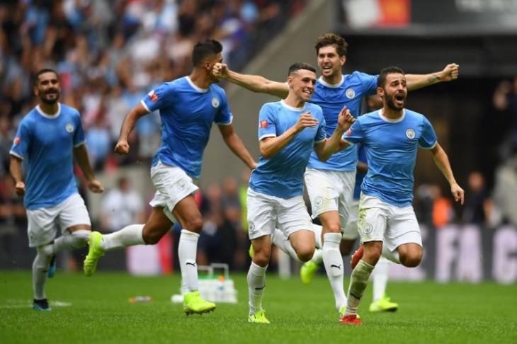 تقرير.. من ينافسه في إنجلترا؟.. 6 أرقام من تتويج السيتي بالدرع الخيرية